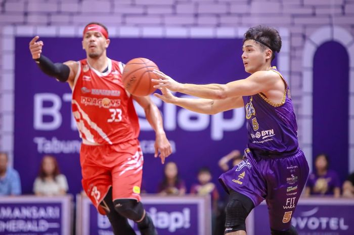 Pemain CLS Knights Surabaya dan Wesports Malaysia Dragons  bertanding pada laga hari Minggu (3/3/2019) di GOR Kertajaya, Surabaya. 