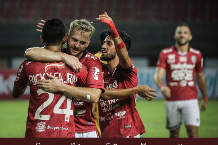 Kiri ke kanan, Ricky Fajrin, Melvin Platje, dan Stefano Lilipaly, merayakan gol Bali United ke gawang Mitra Kukar di Piala Presiden 2019.