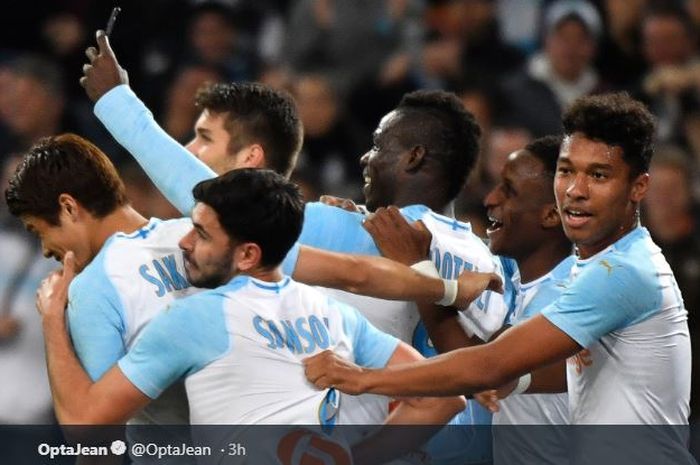 Striker Olympique Marseille, Mario Balotelli, merayakan gol dengan rekan-rekannya dalam laga Liga Prancis pekan ke-27 versus Saint-Etienne, 3 Maret 2019.