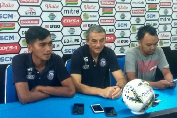 Pelatih Arema FC, Milomir Seslija, mengaku was-was soal kondisi cuaca menjelang laga melawan Barito Putera, Senin (4/3/2019)/