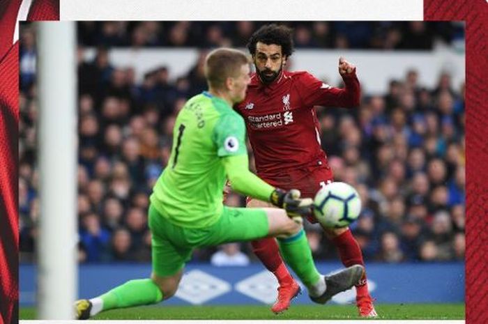 Penyerang Liverpool, Mohamed Salah (kanan), melepaskan tembakan ke arah gawang Everton yang dijaga oleh kiper Jordan Pickford dalam laga Liga Inggris di Stadion Goodison Park, Minggu (4/3/2019).