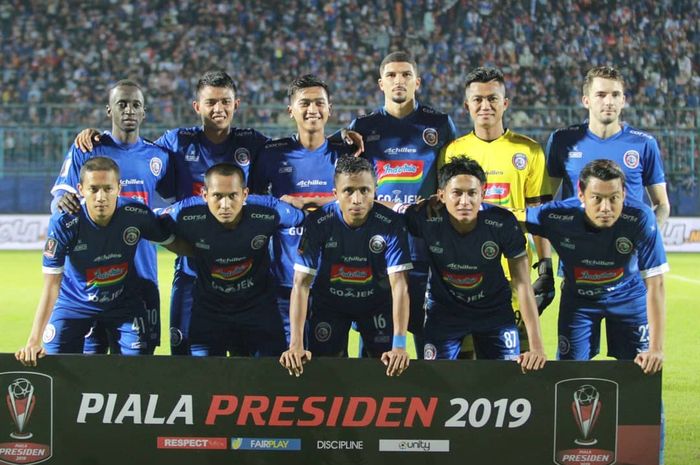 Foto tim Arema FC sebelum melawan Barito Putera pada laga pertama Grup E Piala Presiden 2019, Senin (4/3/2019).