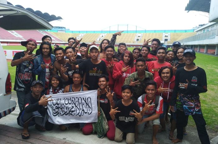 Puluhan K-Conk Mania korwil Jogja menyaksikan official training Madura United di Stadion Maguwoharjo, Depok, Sleman pada Senin (4/3/2019) sore.