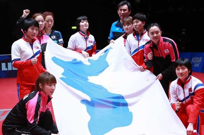 Tim gabungan tenis meja putri Korea Selatan dan Korea Utara saat membentangkan bendera Unifikasi Korea pada ITTF Kejuaraan Dunia Tenis Meja Beregu di Halmstad, Swedia (4/5/2018).