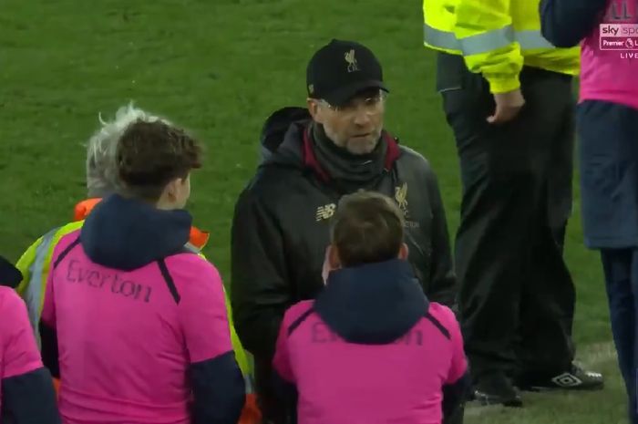 Pelatih Liverpool, Juergen Klopp, mendatangi ballboy Everton yang bertepuk tangan sarkas kepadanya, Minggu (3/3/2019) dalam lanjutan Liga Inggris pekan ke-29.