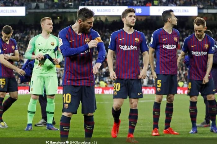 Megabintang Barcelona, Lionel Messi, memegang ban kapten yang terpasang di lengannya.