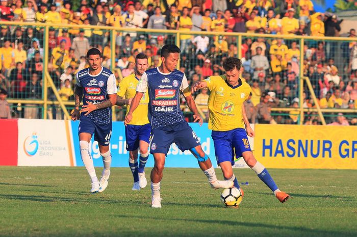 Pemain Barito Putera (kuning) dan pemain Arema FC (biru) saling berebut bola dalam lanjutan Liga 1 Gojek Traveloka di Stadion 17 Mei, Banjarmasin, Rabu (11/7). Dalam pertandingan tersebut kedua kesebelasan bermain imbang (0-0).