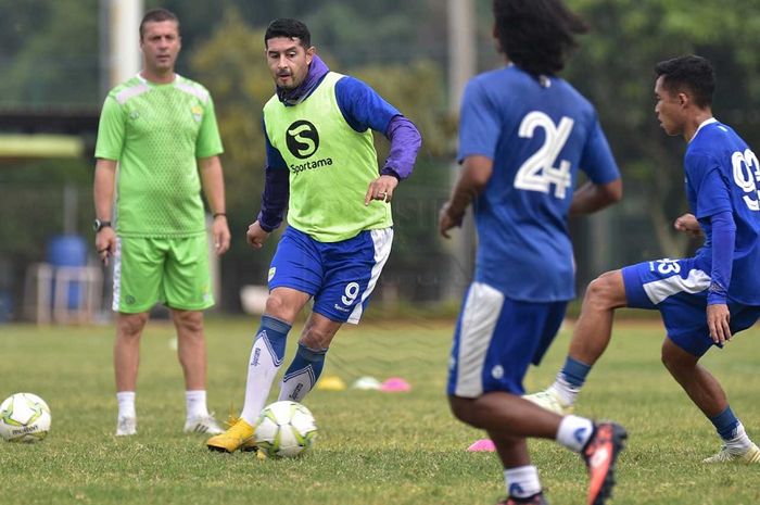 Esteban Vizcarra (tengah) berlatih bersama rekan-rekannya di Lapangan Sasana Olahraga Ganesha ITB, Kota Bandung, Selasa (5/3/2019), sebagai persiapan menghadapi Persebaya Surabaya dalam lanjutan Piala Presiden 2019.