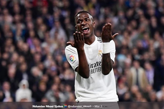 Vinicius Jr saat gagal memanfaatkan peluang yang berbuah gol kala melawan Barcelona di Bernabeu