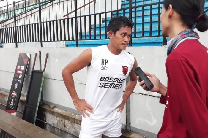 Pemain PSM Makassar, Rizky Pellu, di sela latihan tim jelang Piala Presiden 2019 di Stadion Moch Soebroto, Selasa (5/3/2019).