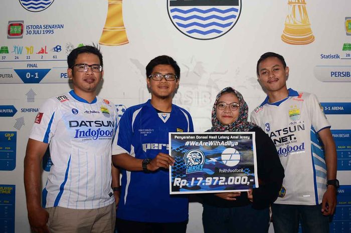 Komunitas Kolektor Jersey Persib, menyerahkan bantuan untuk Aditya yang akan melakukan operasi amputasi kaki.