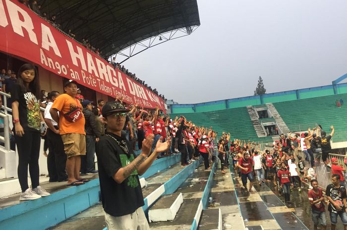 Suporter Madura United, K-Conk Mania, memberikan dukungan pada laga kontra PSS Sleman di Piala Presiden 2019, Stadion Maguwoharjo, Selasa (5/3/2019).