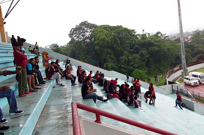 Fan PSM Makassar memberikan dukungan saat timnya melawan Kalteng Putra pada partai pertama Grup E Piala Presiden 2019 di Stadion Moch Soebroto, Magelang, Rabu (6/3/2019).