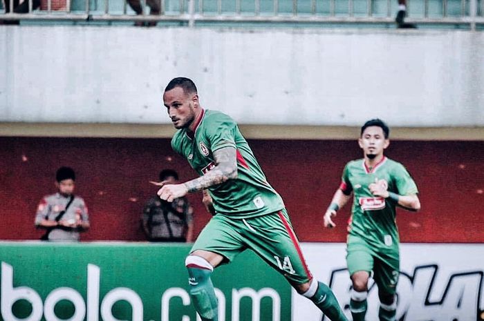 Gelandang asing PSS Sleman, Alfonso de la Cruz, saat menjalani debut melawan Madura United pada ajang Piala Presiden 2019 di Stadion Maguwoharjo, Sleman, Selasa (5/3/2019).