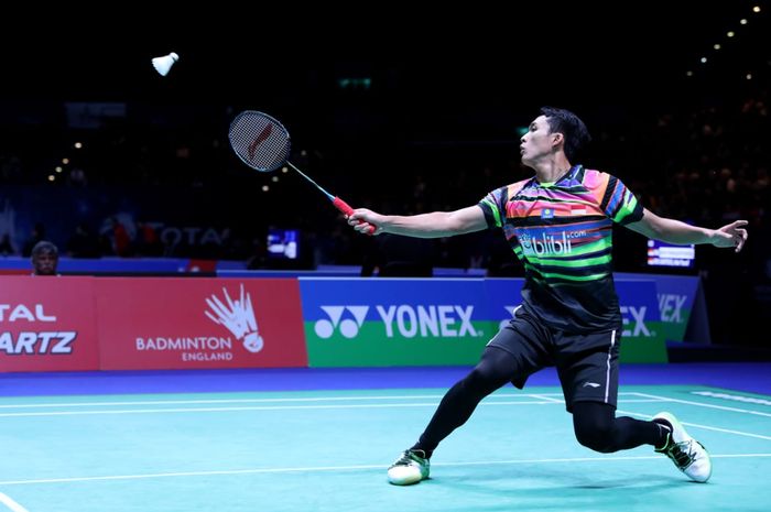 Pemain bulu tangkis tunggal putra Indonesia, Jonatan Christie, saat bermain di All England Open 2019 melawan Lee Dong-keun (Korea Selatan) di Arena Birmingham, Birmingham, Inggris, Rabu (6/3/2019). 