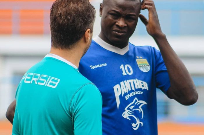 Striker Persib Bandung, Ezechiel Ndouassel, mendapatkan arahan dari pelatih Miljan Radovic.