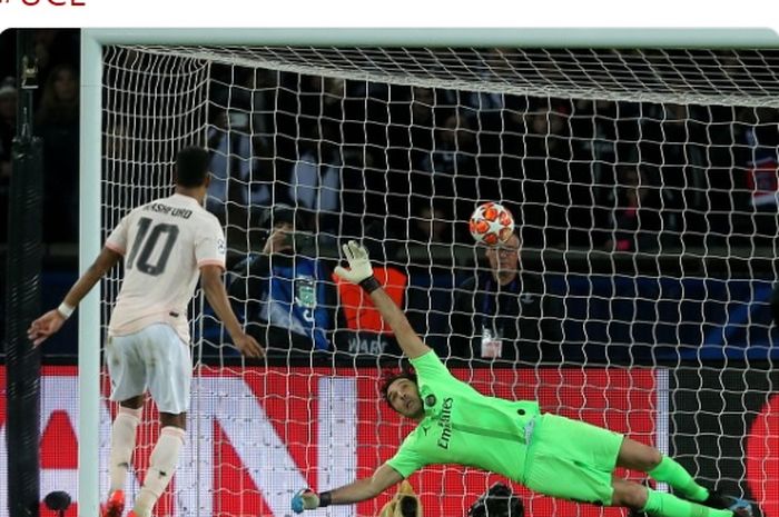 Penyerang Manchester United, Marcus Rashford, mencetak gol penalti dalam laga leg kedua babak 16 besar Liga Champions melawan Paris Saint-Germain di Stadion Parc des Princes, 6 Maret 2019.