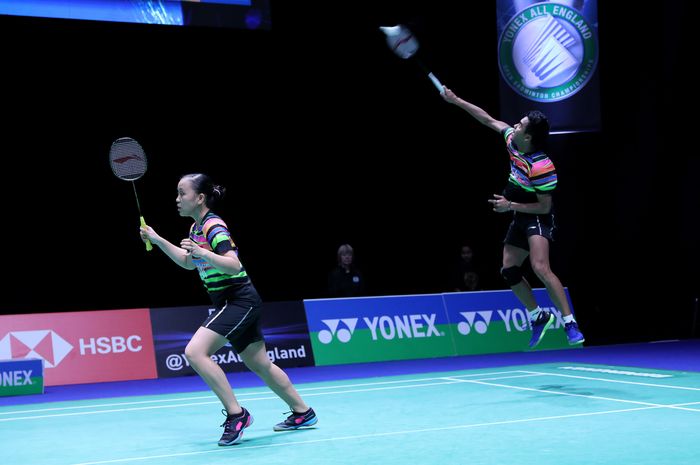 Pasangan ganda campuran Indonesia, Tontowi Ahmad/Winny Oktavina Kandow, mengembalikan kok ke arah Alfian Eko Prasetya/Marsheilla Gischa Islami (Indonesia) pada babak pertama All England Open 2019 yang berlangsung di Arena Birmingham, Inggris, Rabu (6/3/2019).