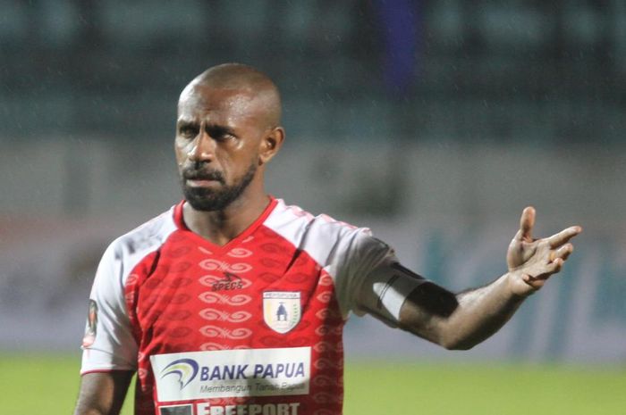 Ekspresi striker Persipura Jayapura, Boaz Solossa,  saat pertandingan melawan PSIS Semarang di Grup C Piala Presiden 2019.