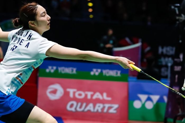 Pebulu tangkis tunggal putri Korea Selatan, Sung Ji-hyun, mengembalikan kok ke arah PV Sindhu (India) pada babak pertama All England Open 2019 di Arena Birmingham, Inggris, Rabu (6/3/2019).