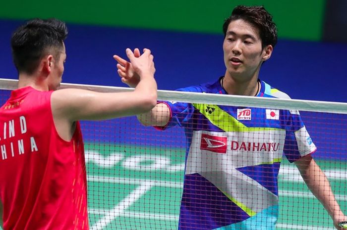 Pebulu tangkis tunggal putra Jepang, Kanta Tsuneyama, bersalaman dengan Lin Dan (China) pada babak pertama All England Open 2019 di Arena Birmingham, Inggris, Rabu (6/3/2019).