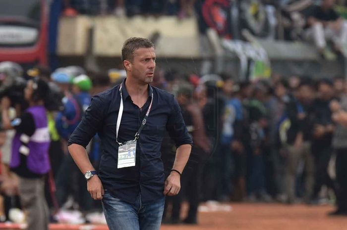 Pelatih Persib Bandung, Miljan Radovic, saat memimpin timnya melawan Persebaya Surabaya di Piala Presiden 2019.