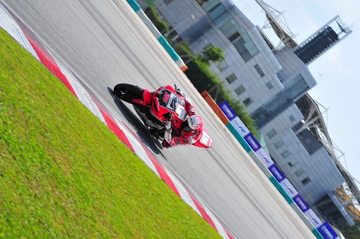 Pembalap Astra Honda Racing Team, Rheza Danica Ahrens, saat tampil dalam salah satu sesi SS600 ARRC 2019 yang digelar di Sirkuit Sepang, Malaysia.