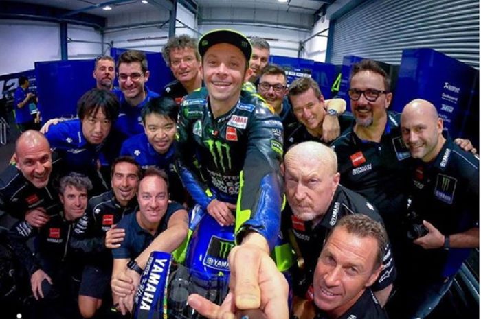 Valentino Rossi berswafoto dengan tim Yamaha.