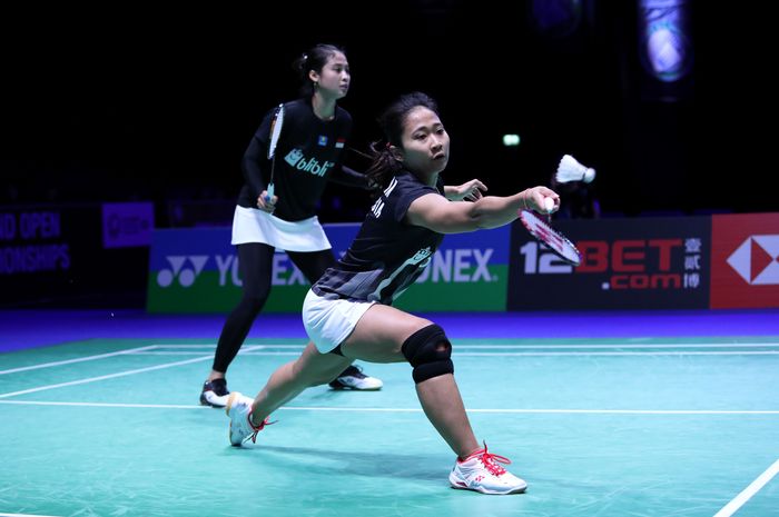 Pasangan ganda putri Indonesia, Ni Ketut Mahadewi Istarani/Rizki Amelia Pradipta, mengembalikan kok ke arah Shiho Tanaka/Koharu Yonemoto (Jepang) pada babak perempat final All England Open 2019 di Arena Birmingham, Inggris, Jumat (8/3/2019).