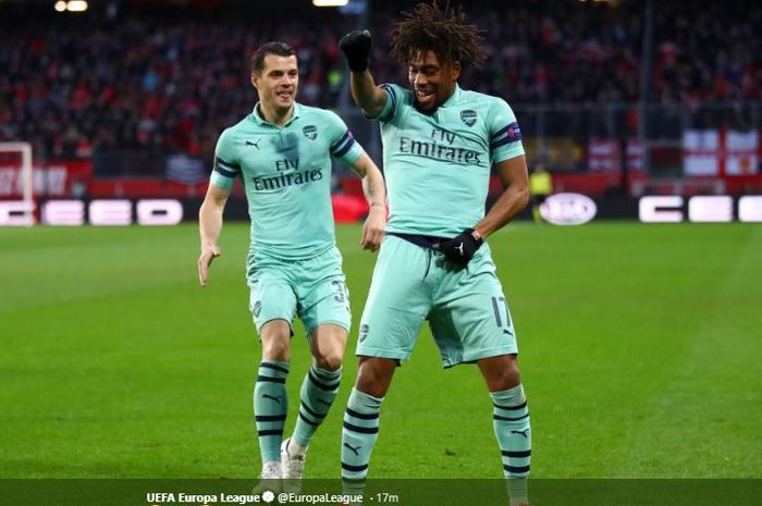 Pemain Arsenal, Alex Iwobi, melakukan selebrasi gol dengan Granit Xhaka, dalam lag leg I babak 16 besar Liga Europa di Roazhon Park, 7 Maret 2019.