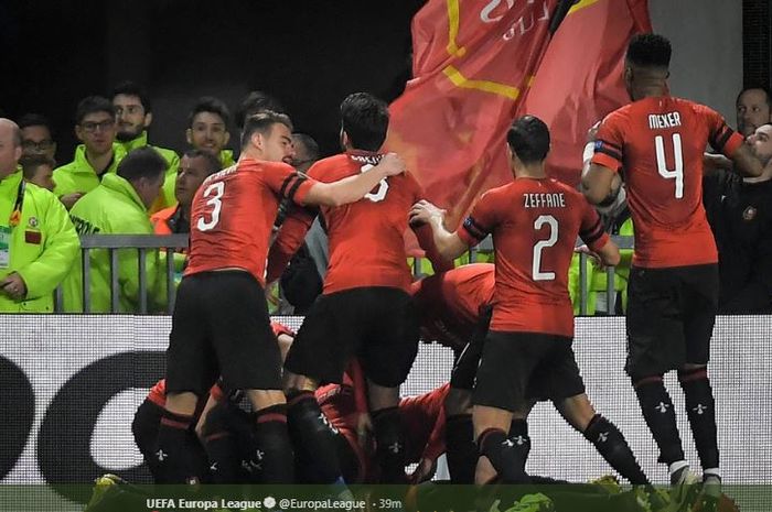 Para pemain Rennes merayakan gol dalam laga leg I babak 16 besar Liga Europa melawan Arsenal di Roazhon Park, Rennais, 7 Maret 2019. 