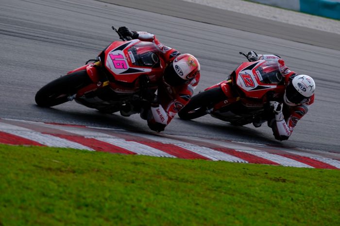 Dua pembalap Astra Honda Racing Team, Lucky Hendriansya (#12) dan Irfan Ardiansyah (#16) saat tampil dalam sesi latihan bebas kelas Asia Production 250 ajang Asia Road Racing Championship 2019 di Sirkuit Sepang, Malaysia, Jumat (8/3/2019)