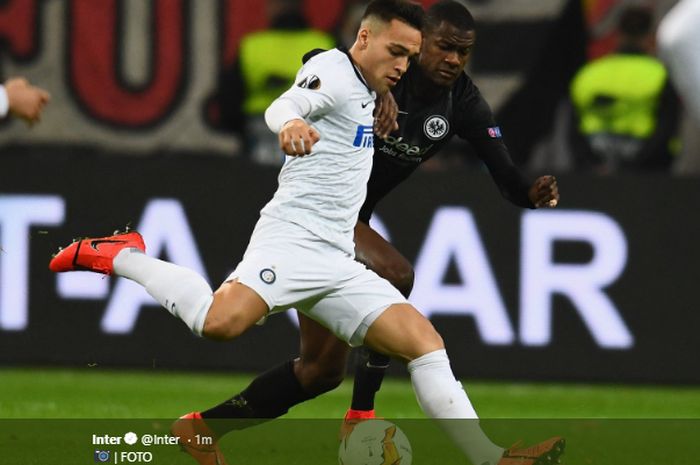 Penyerang Inter Milan, Lautaro Martinez, dijaga oleh bek Eintracht Frankfurt, Evan N'Dicka, dalam laga leg pertama babak 16 besar Liga Europa 2018-2019 di Commerzbank Arena, 7 Maret 2019.