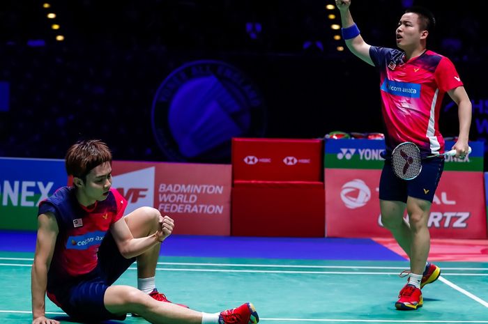 Pasangan ganda putra Malaysia, Aaron Chia/Soh Wooi Yik, melakukan selebrasi setelah memastikan diri ke semifinal All England Open 2019 setelah mengalahkan Liu Cheng/Zhang Nan (China) di Arena Birmingham, Inggris, Jumat (8/3/2019).