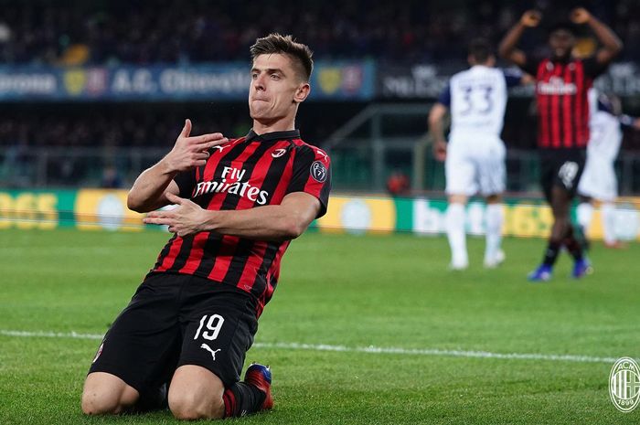 Striker AC Milan, Krzysztof Piatek, merayakan golnya dalam laga giornata ke-27 Liga Italia melawan Chievo di Stadion  Marc'Antonio Bentegodi, Verona, 9 Maret 2019.