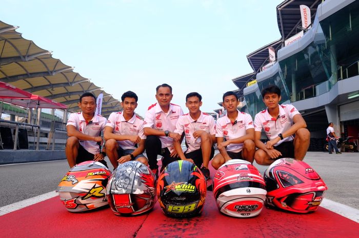 Anggono Iriawan (ketiga dari kiri) berpose dengan pembalap Astra Honda Racing Team untuk ajang Asia Road Racing Championship 2019.