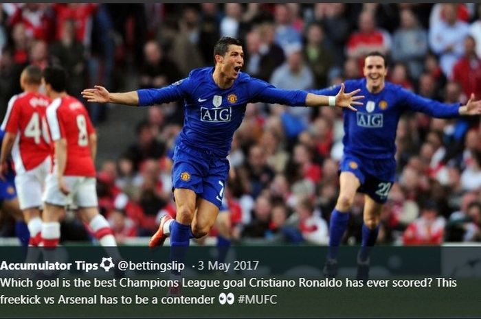 Cristiano Ronaldo melakukan selebrasi seusai menjebol gawang Arsenal di Emirates Stadium, 5 Mei 2009.