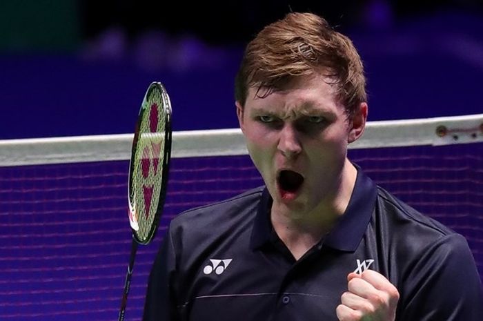 Pebulu tangkis tunggal putra Denmark, Viktor Axelsen, bereaksi pada laga semifinal All England Open 2019 di Arena Birmingham, Inggris, Sabtu (9/3/2019).