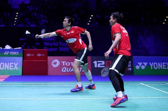 Pasangan ganda putra Indonesia, Mohammad Ahsan/Hendra Setiawan, mengembalikan kok ke arah Takeshi Kamura/Keigo Sonoda (Jepang) pada babak semifinal All England Open 2019 di Arena Birmingham, Inggris, Sabtu (9/3/2019).