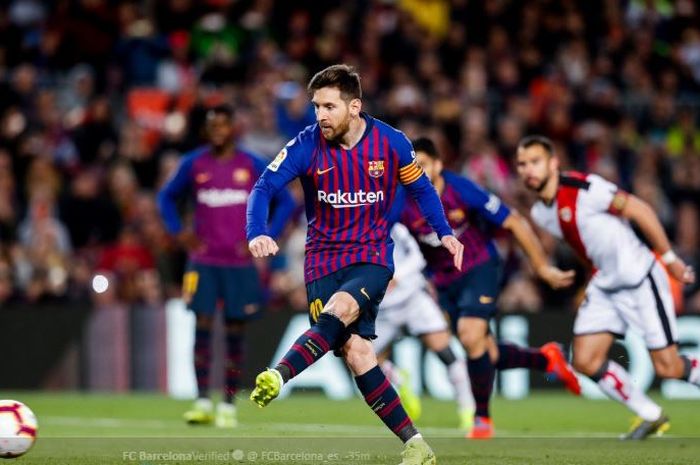 Megabintang FC Barcelona, Lionel Messi mencetak gol tendangan penalti dalam laga pekan ke-27 Liga Spanyol versus Rayo Vallecano di Stadion Camp Nou, 9 Maret 2019.