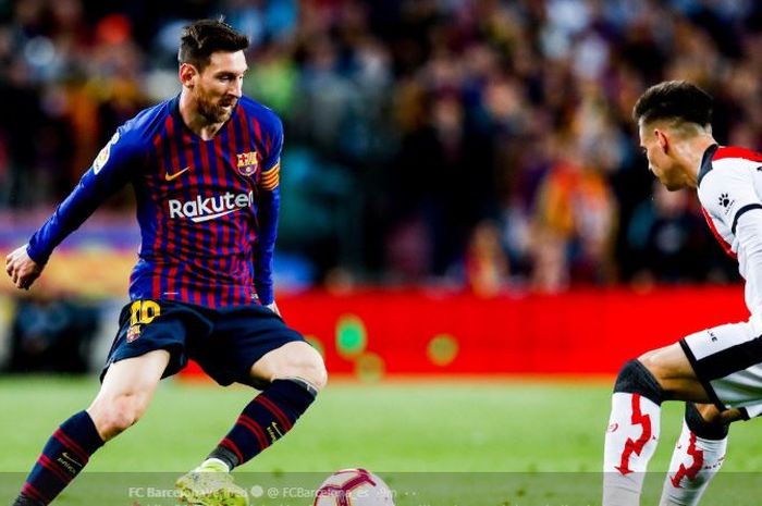 Penyerang FC Barcelona, Lionel Messi, beraksi dalam laga pekan ke-27 Liga Spanyol versus Rayo Vallecano di Stadion Camp Nou, 9 Maret 2019.