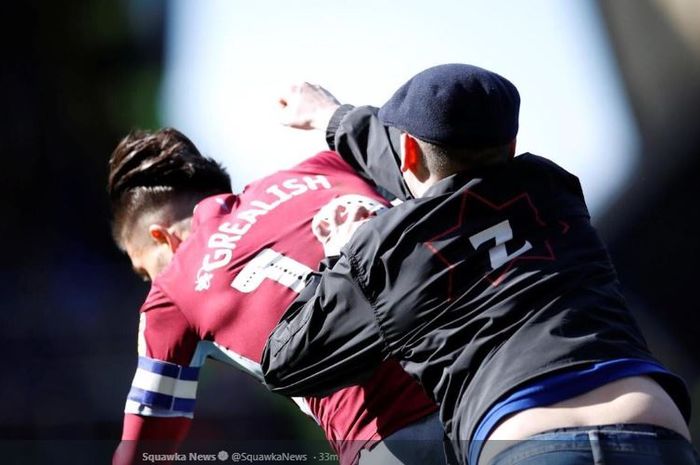 Pemain Aston Villa, Jack Grealish, ditinju oknum fan Birmingham dalam laga pekan ke-36 Divisi Championship, kasta kedua Liga Inggris, di St. Andrew's Stadium, Birmingham, 10 Maret 2019.