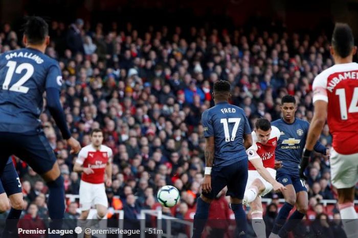 Gelandang Arsenal, Granit Xhaka (ketiga dari kanan), mencetak gol ke gawang Manchester United dalam laga Liga Inggris di Stadion Emirates, Minggu (10/3/2019).