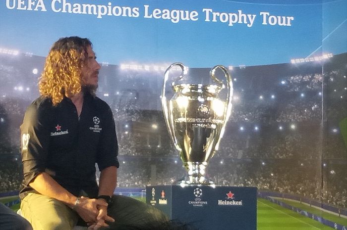 Eks kapten Barcelona, Carles Puyol, dalam acara tur trofi Liga Champions di Beer Hall, Senin (11/3/2019)