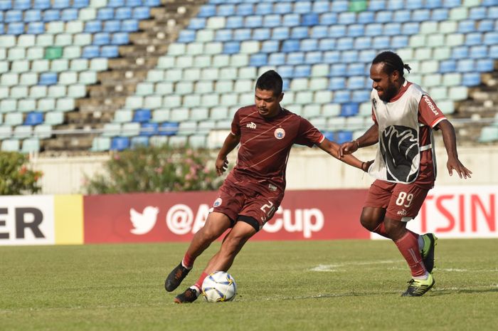 Bambang Pamungkas dan Septinus Alua saat official training Persija Jakarta di Stadion Thuwunna, Yangon, Senin (11/3/2019).