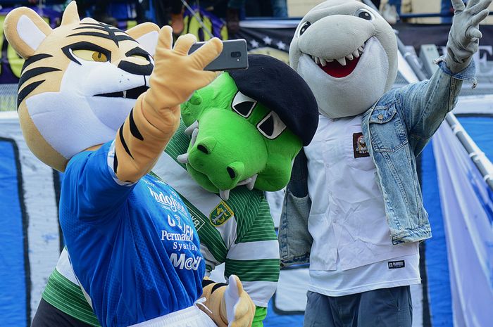 Jojo dan Zoro maskot Persebaya akhirnya bertemu Prabu maskot Persib.