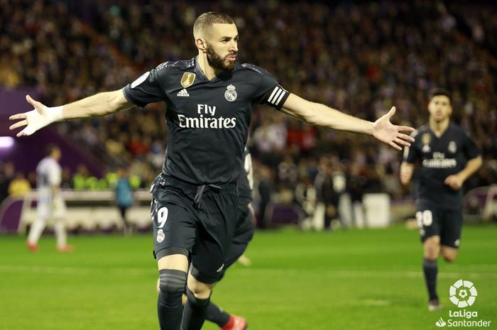 Penyerang Real Madrid, Karim Benzema, merayakan gol yang dicetak ke gawang Real Valladolid dalam laga Liga Spanyol di Stadion Municipal Jose Zorrilla, Minggu (10/3/2019).