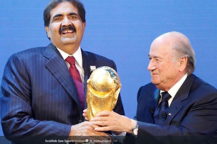 Eks Presiden FIFA, Sepp Blatter (kanan), saat menyepakati Qatar sebagai tuan rumah Piala Dunia 2022.