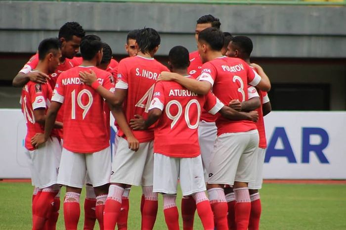 Para pemain Semen Padang sebelum memulai laga pertama Piala Presiden 2019 kontra Bhayangkara FC di Stadion Patriot, Kota Bekasi, 3 Maret 2019. 