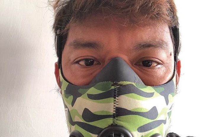 Pemain Arema FC, Hamka Hamzah. menggunakan masker khusus karena mengalami cedera bibir.